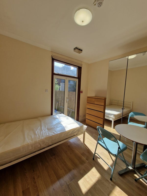 Room Palmerston Road in Greater London