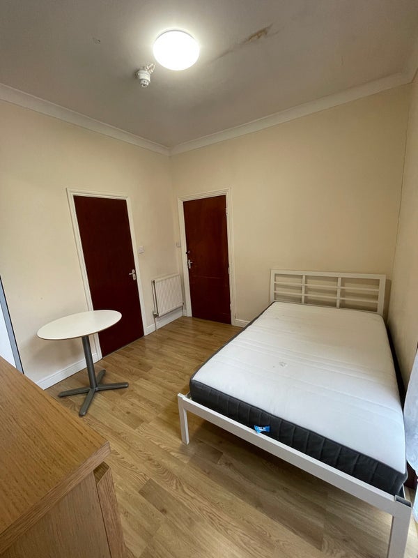 Room Palmerston Road in Greater London