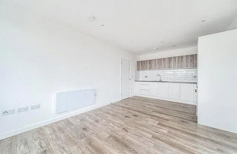 Flat Kingston Road in Staines-Upon-Thames