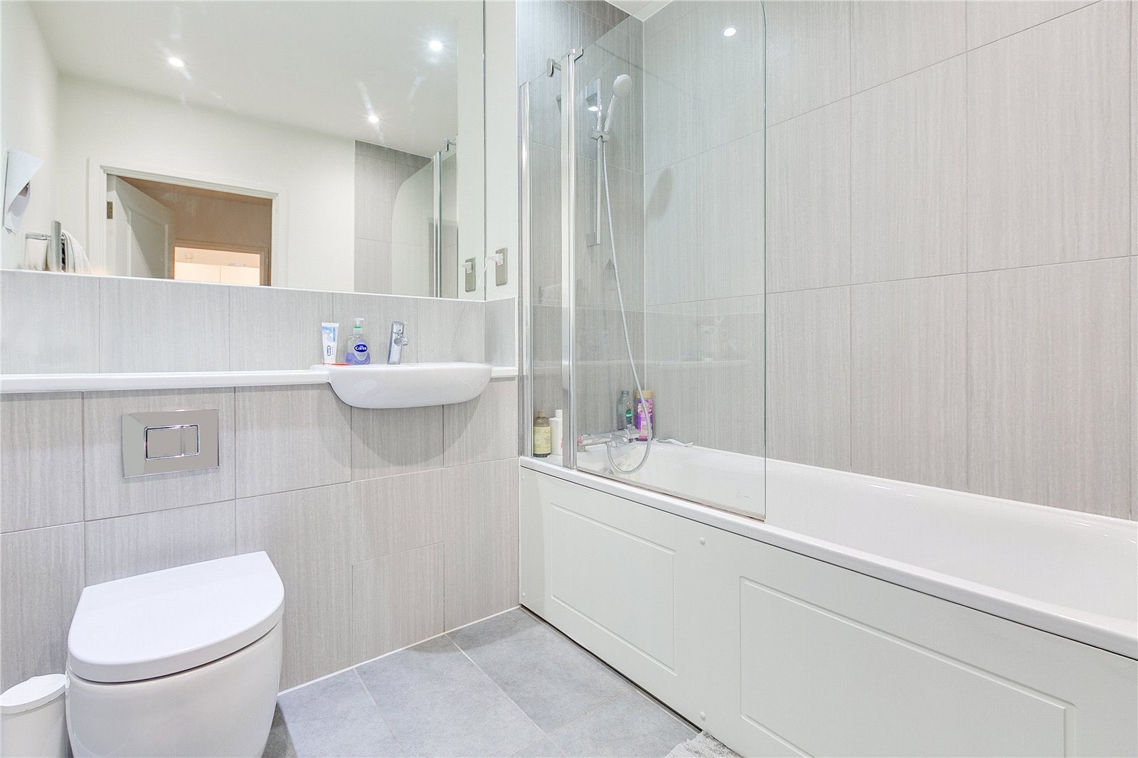 Flat Willesden Lane in Greater London