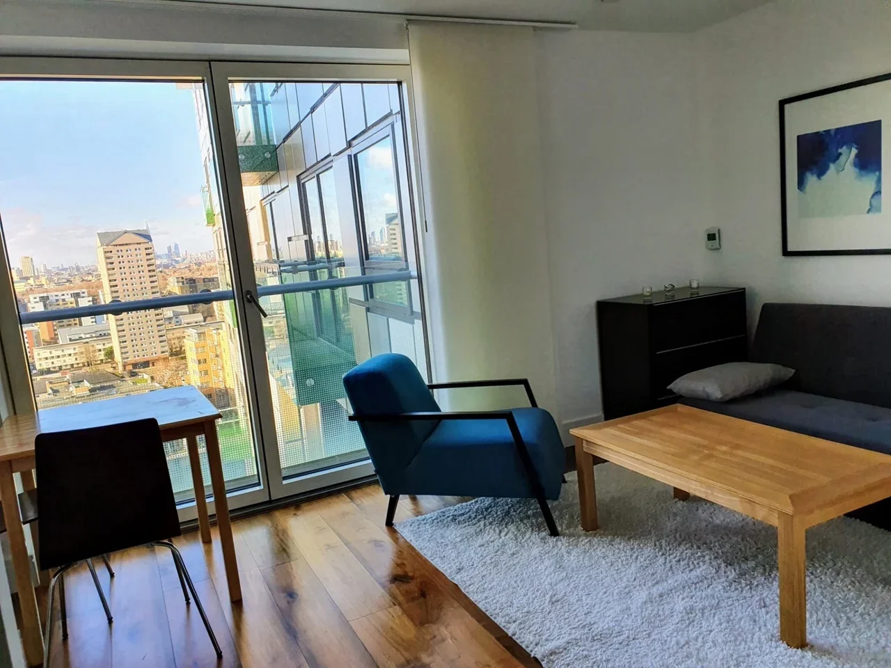 Flat Lincoln Plaza in Greater London