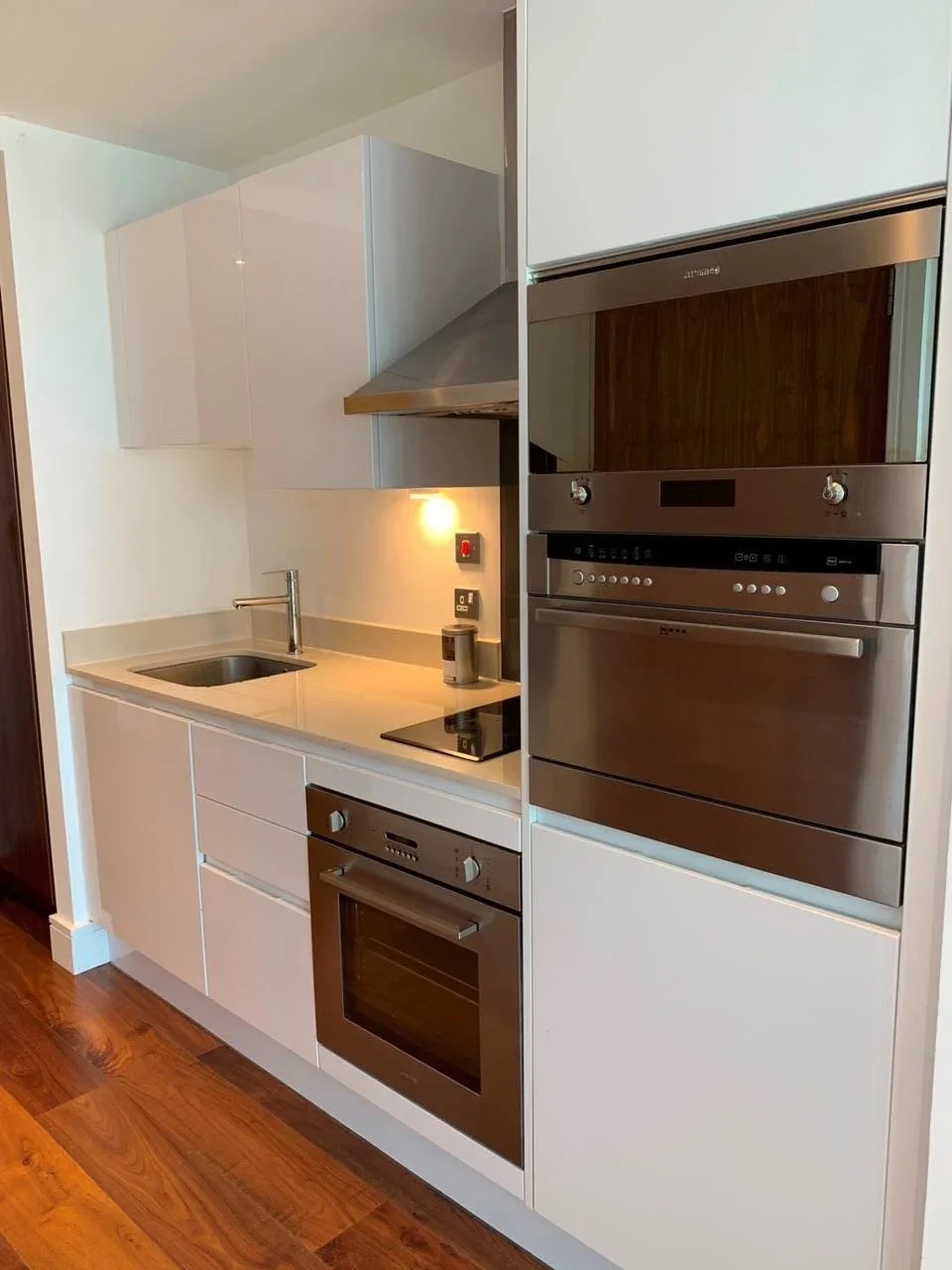 Flat Lincoln Plaza in Greater London