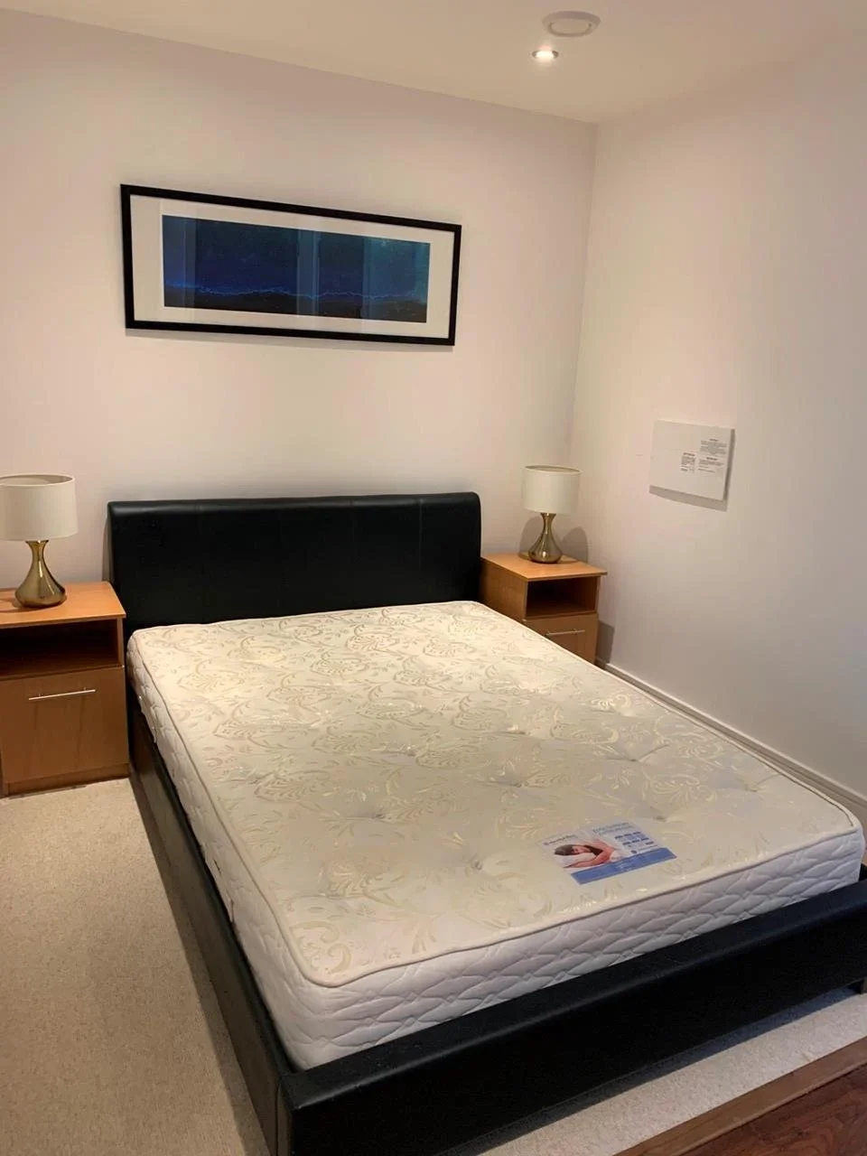 Flat Lincoln Plaza in Greater London
