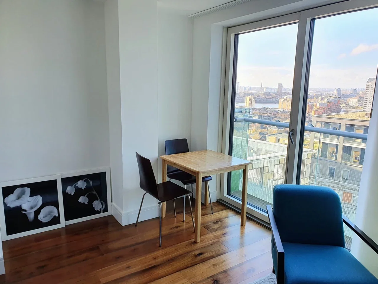 Flat Lincoln Plaza in Greater London
