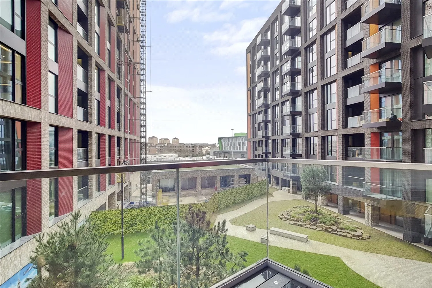 Flat Ponton Road in Greater London