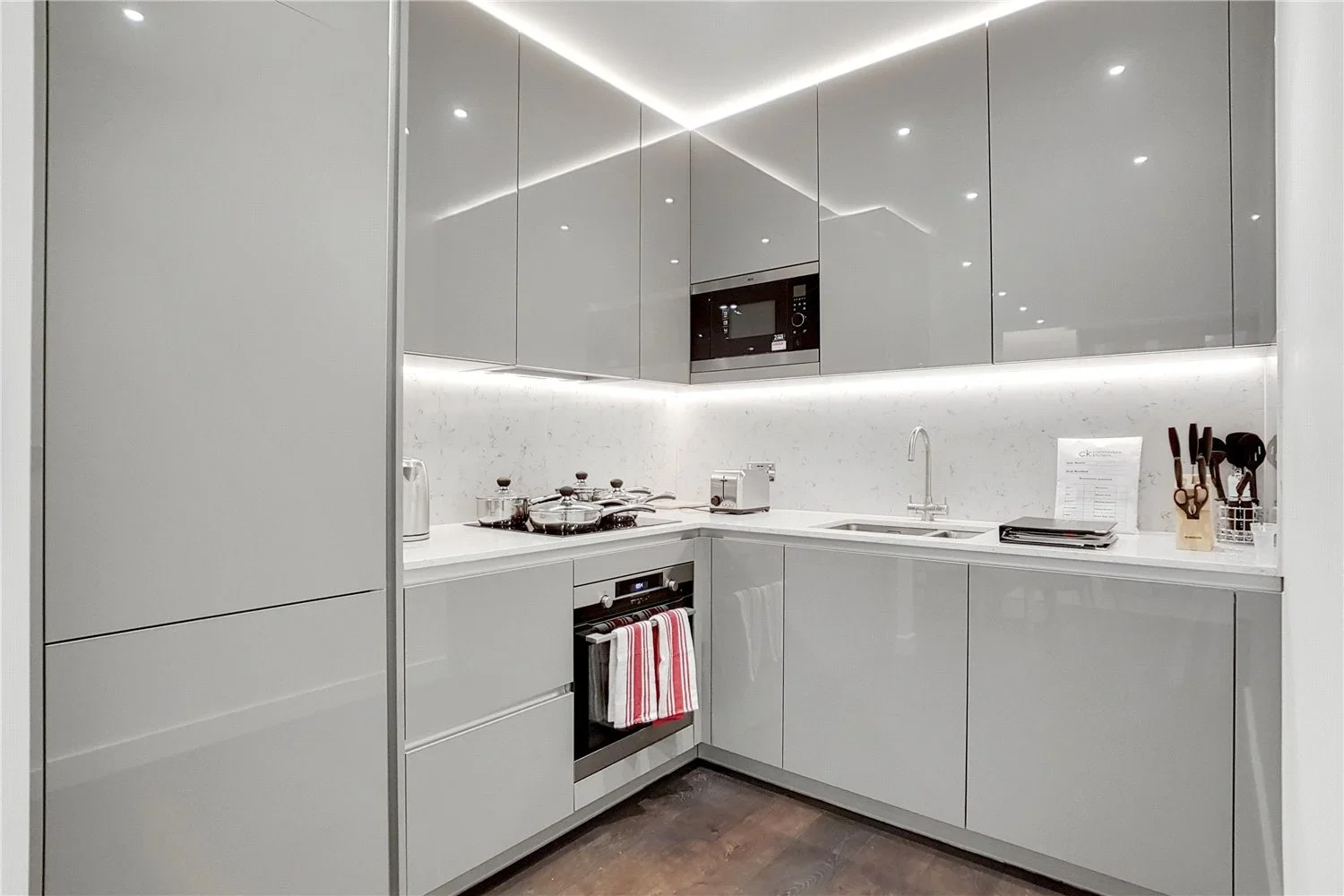 Flat Ponton Road in Greater London