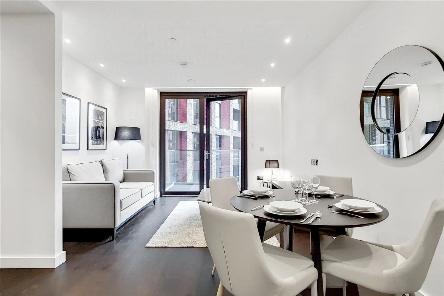 Flat Ponton Road in Greater London