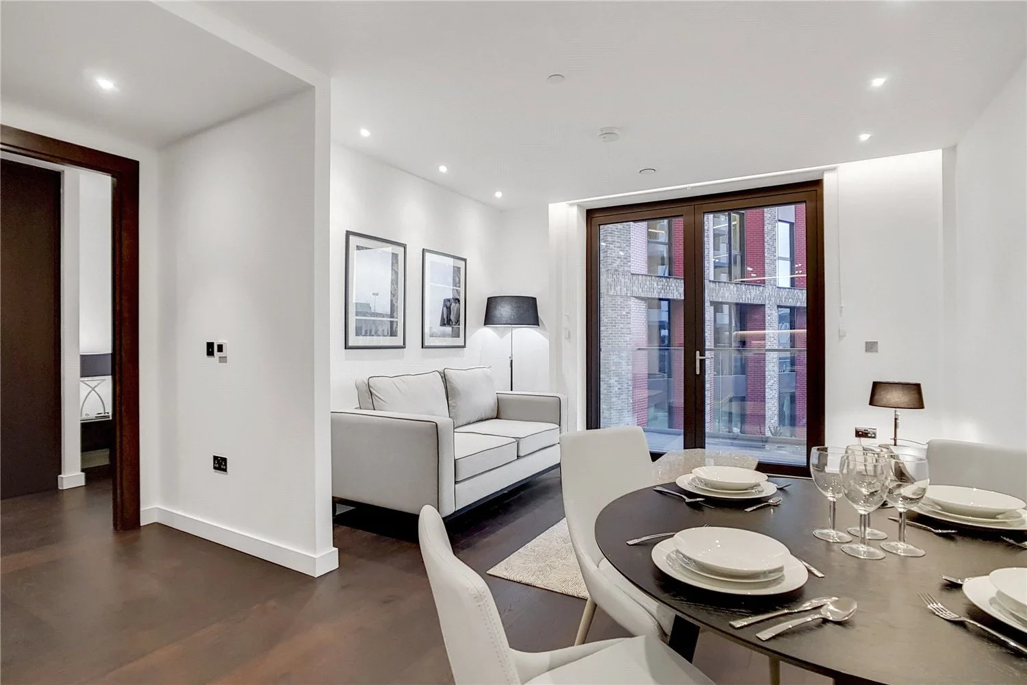 Flat Ponton Road in Greater London