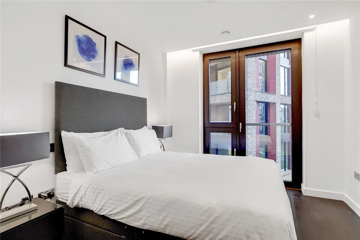 Flat Ponton Road in Greater London