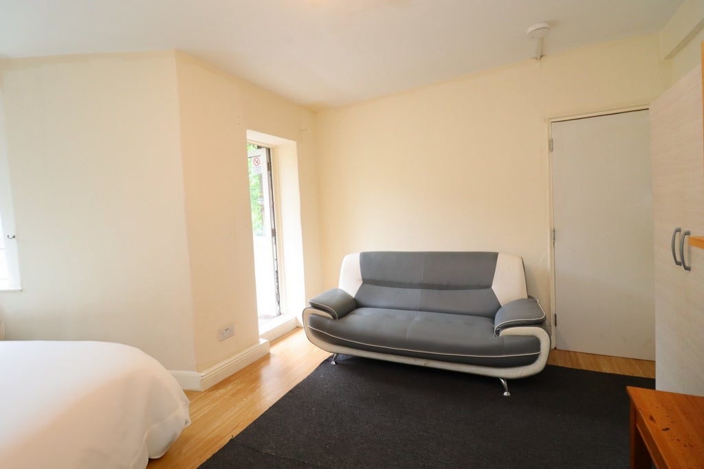 Room Globe Road in Greater London