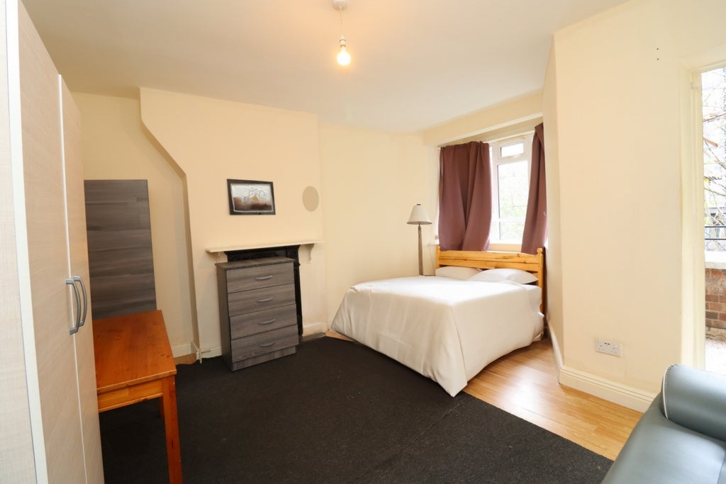 Room Globe Road in Greater London