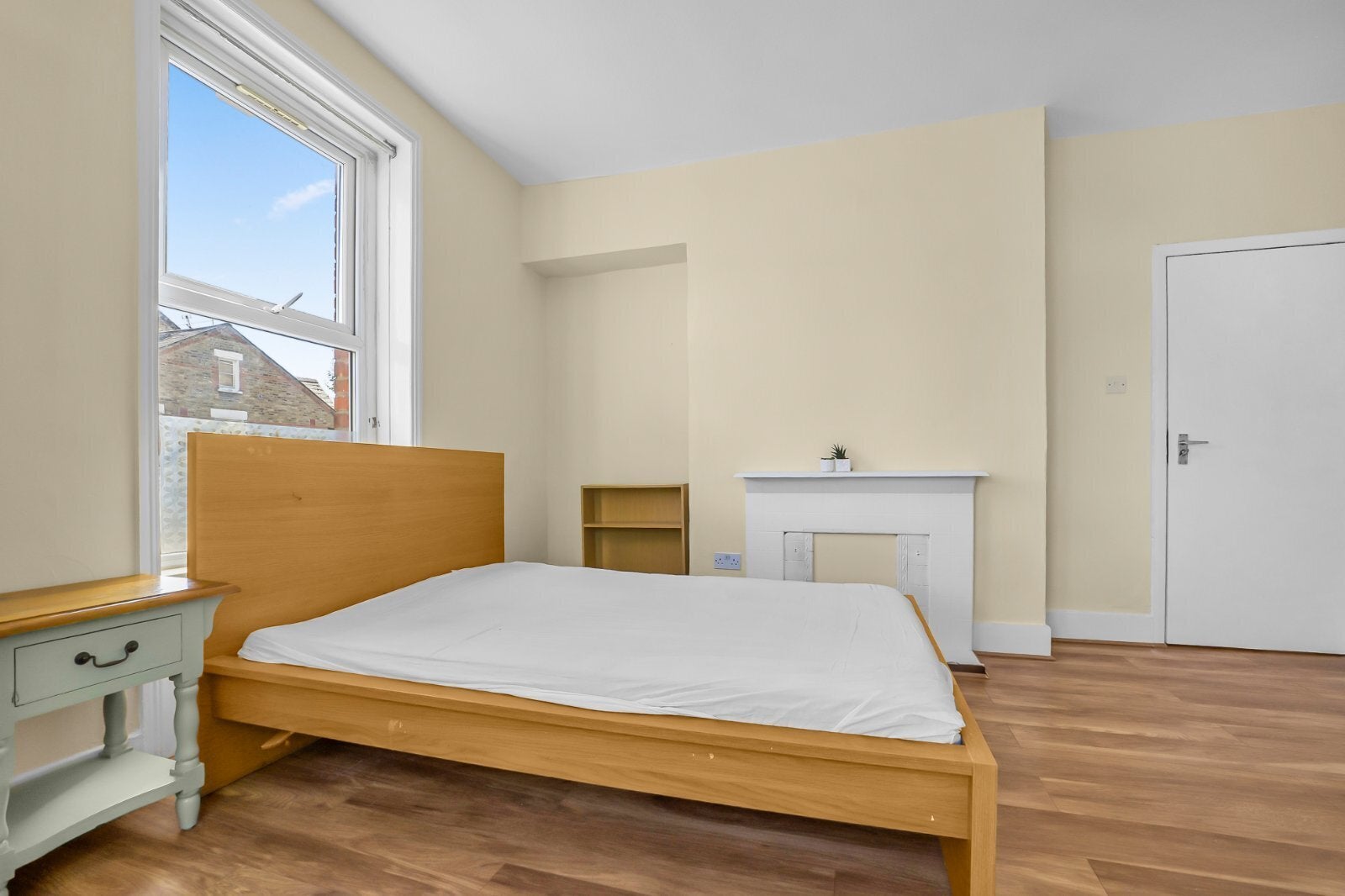 Flat Barmouth Road in Greater London