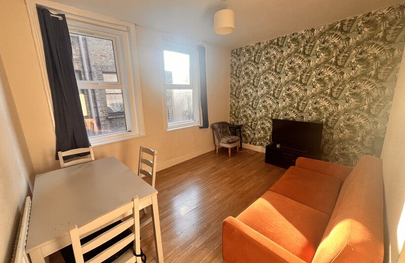 Flat Brighton Terrace in Greater London