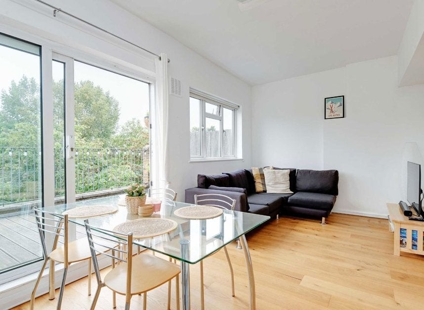 Flat Broadhurst Gardens in Greater London