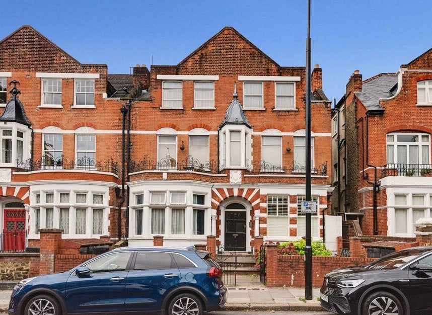 Flat Broadhurst Gardens in Greater London
