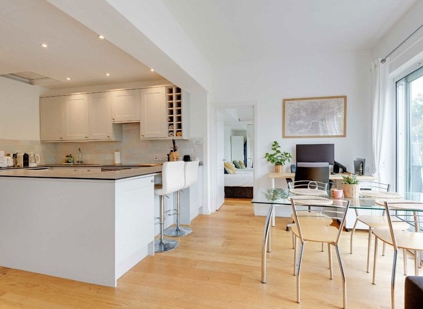 Flat Broadhurst Gardens in Greater London