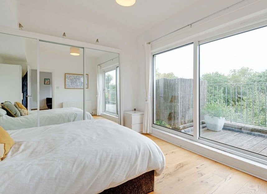 Flat Broadhurst Gardens in Greater London