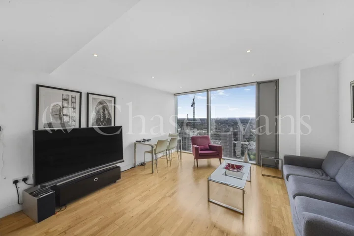 Flat Westferry Road in Greater London