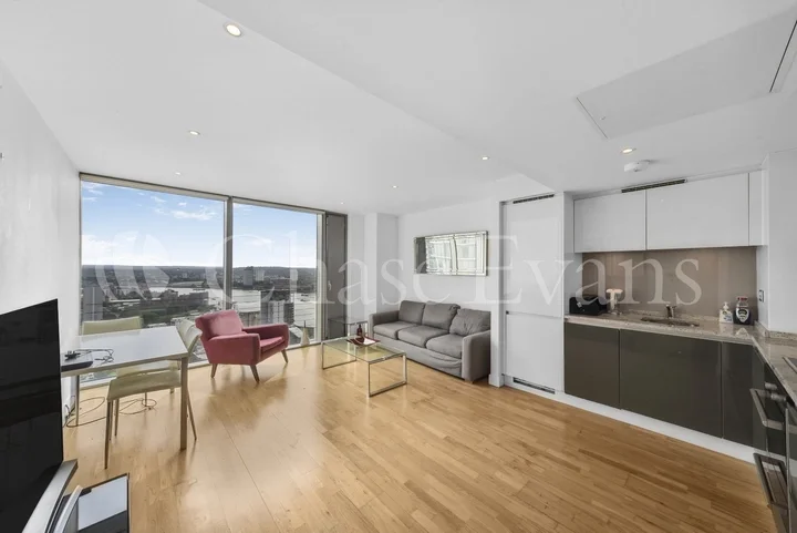 Flat Westferry Road in Greater London