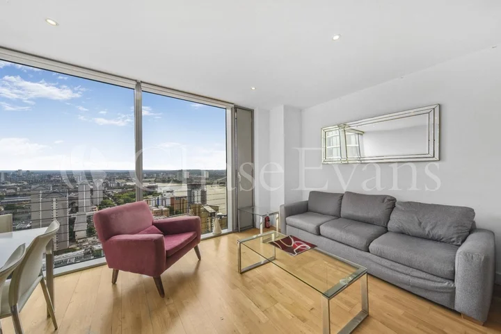 Flat Westferry Road in Greater London