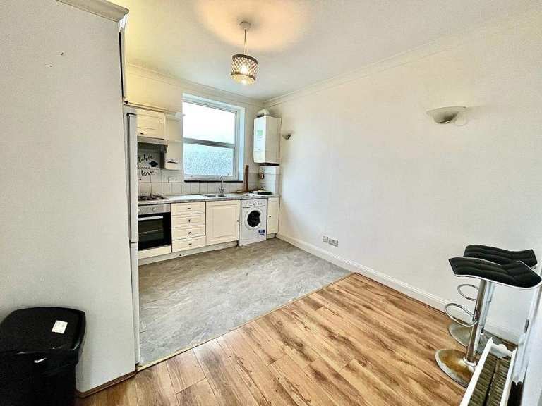 Flat Elgin Avenue in City of Westminster