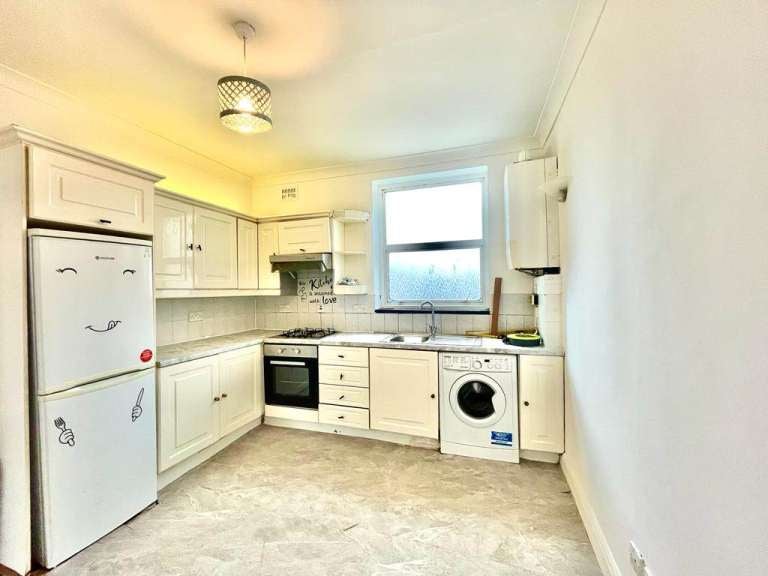Flat Elgin Avenue in City of Westminster