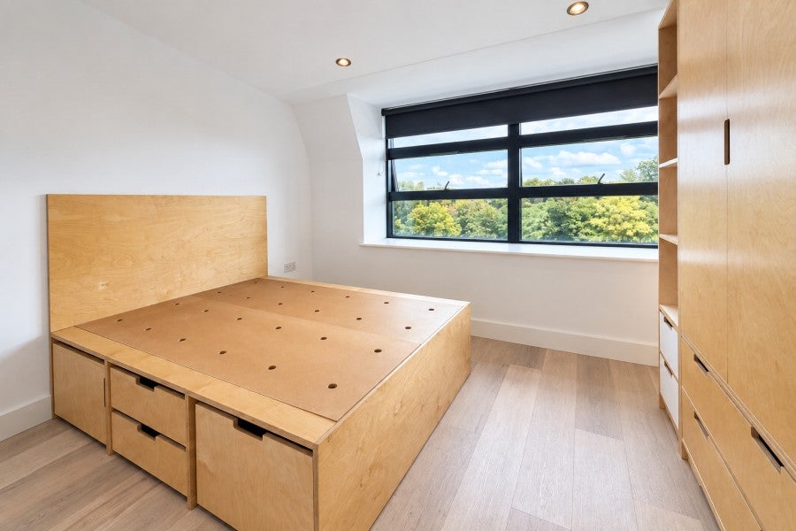 Flat Locke Way in Woking
