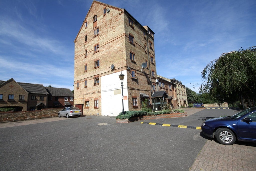 Flat Station Gardens in Huntingdonshire