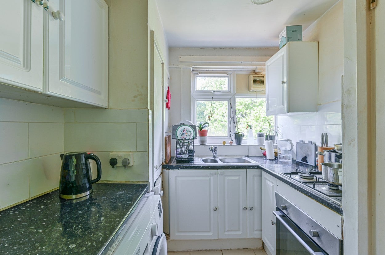 Flat Endymion Road in Greater London