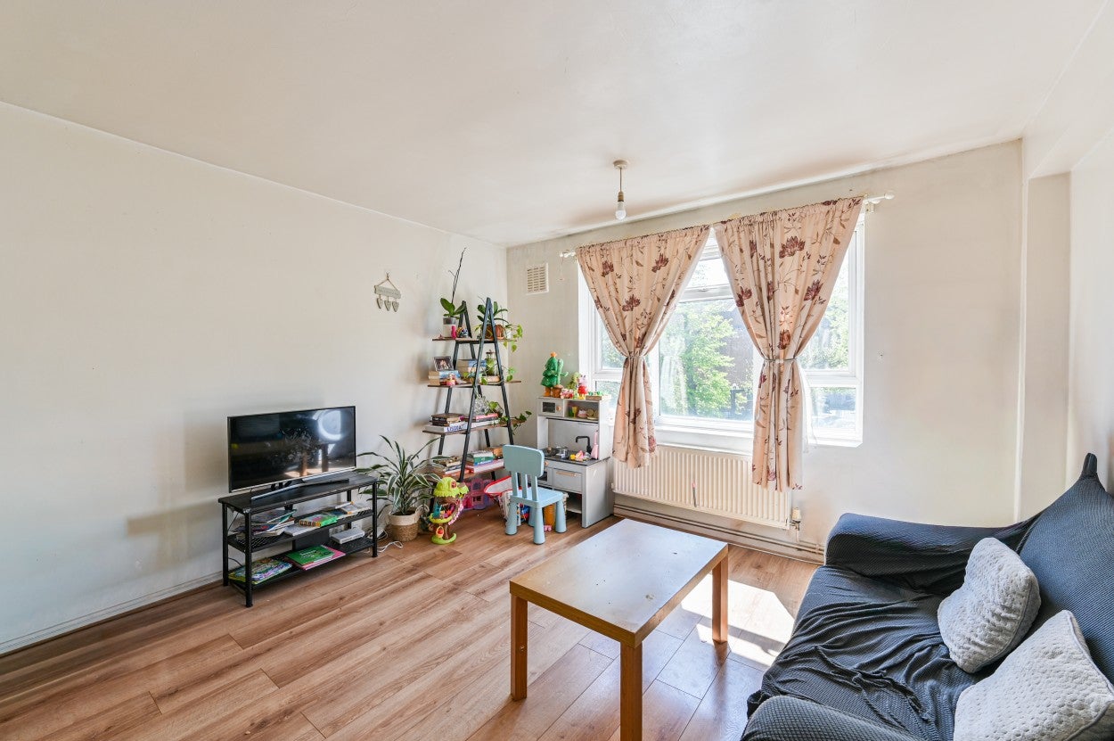 Flat Endymion Road in Greater London