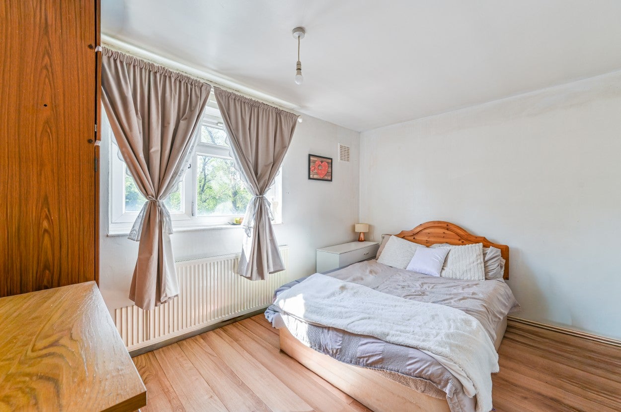 Flat Endymion Road in Greater London