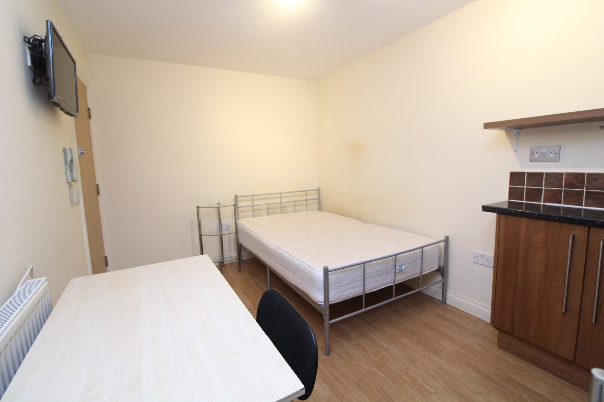 Flat Monthermer Road in Cardiff