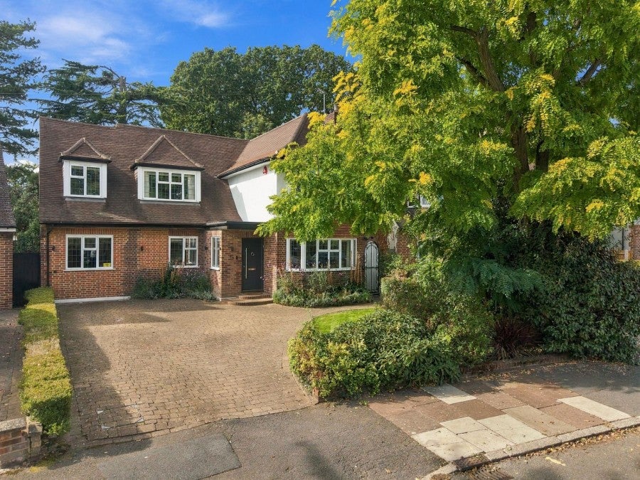 House Dorset Drive in Greater London