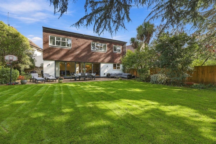House Dorset Drive in Greater London
