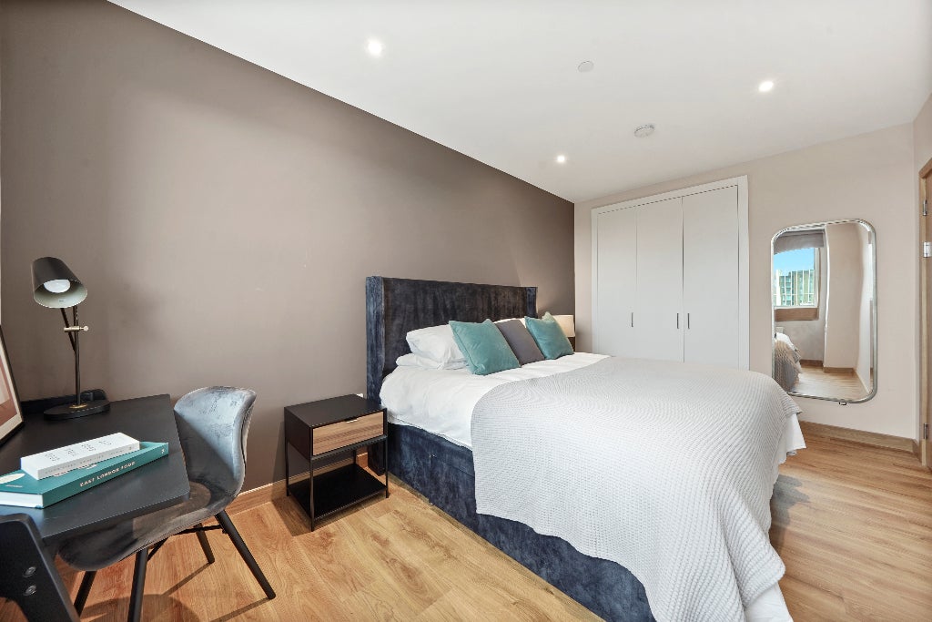 Flat Anthems Way in Greater London