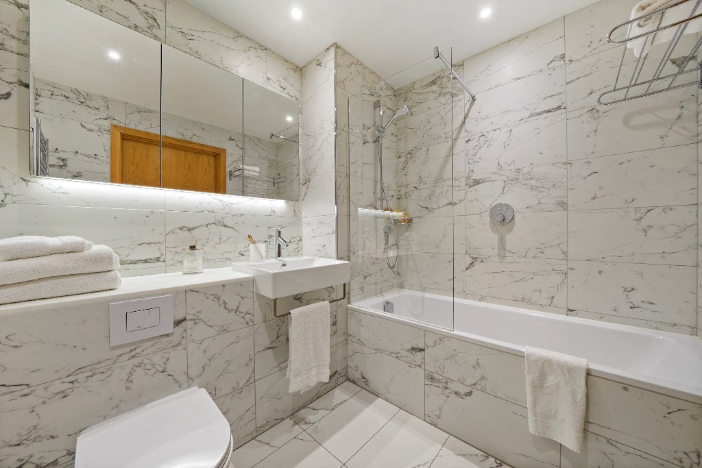 Flat Anthems Way in Greater London