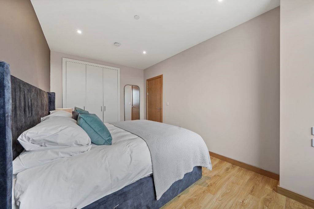 Flat Anthems Way in Greater London