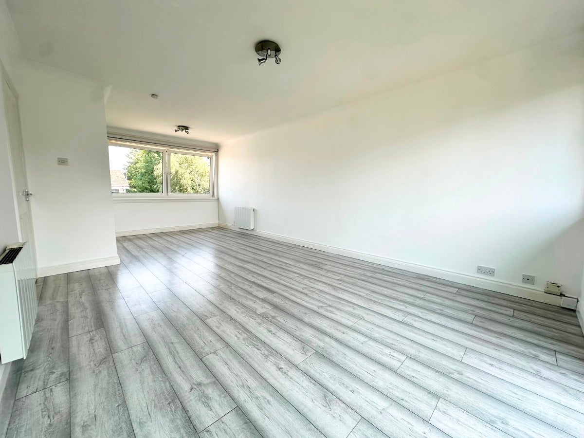 Flat Russell Place in East Kilbride