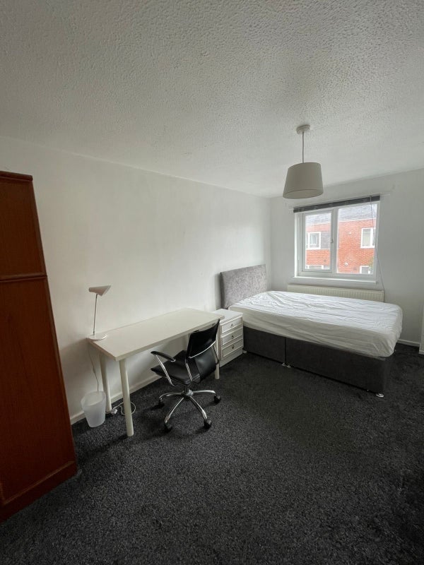 Room Jevington Walk in Manchester