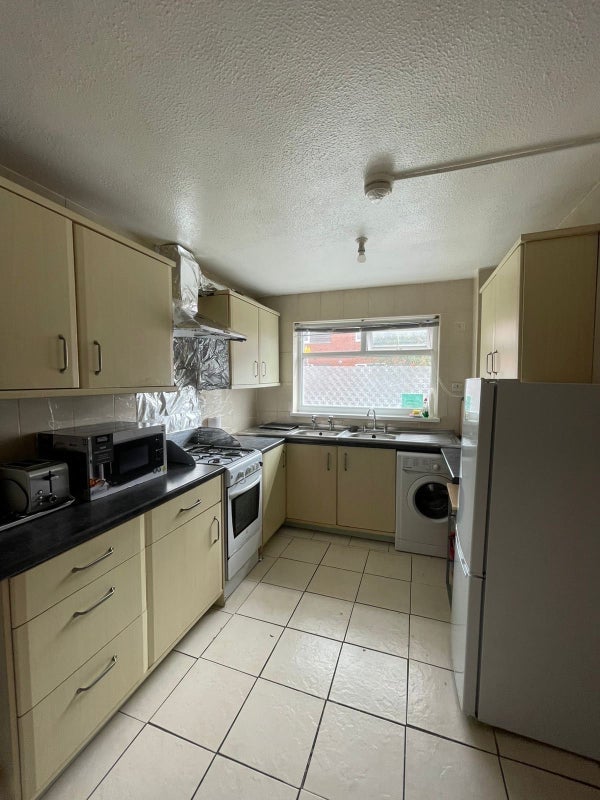 Room Jevington Walk in Manchester