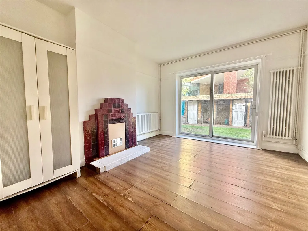 Flat Lower Addiscombe Road in London