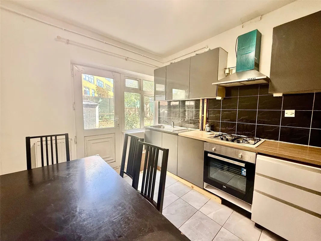 Flat Lower Addiscombe Road in London