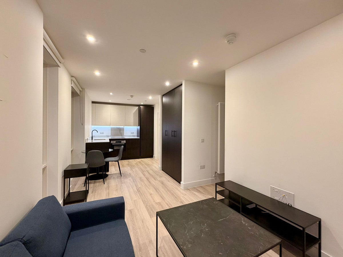 Flat Churchfield Road in Greater London