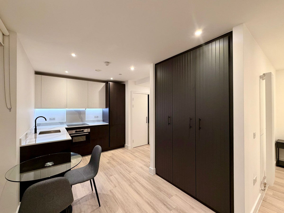 Flat Churchfield Road in Greater London