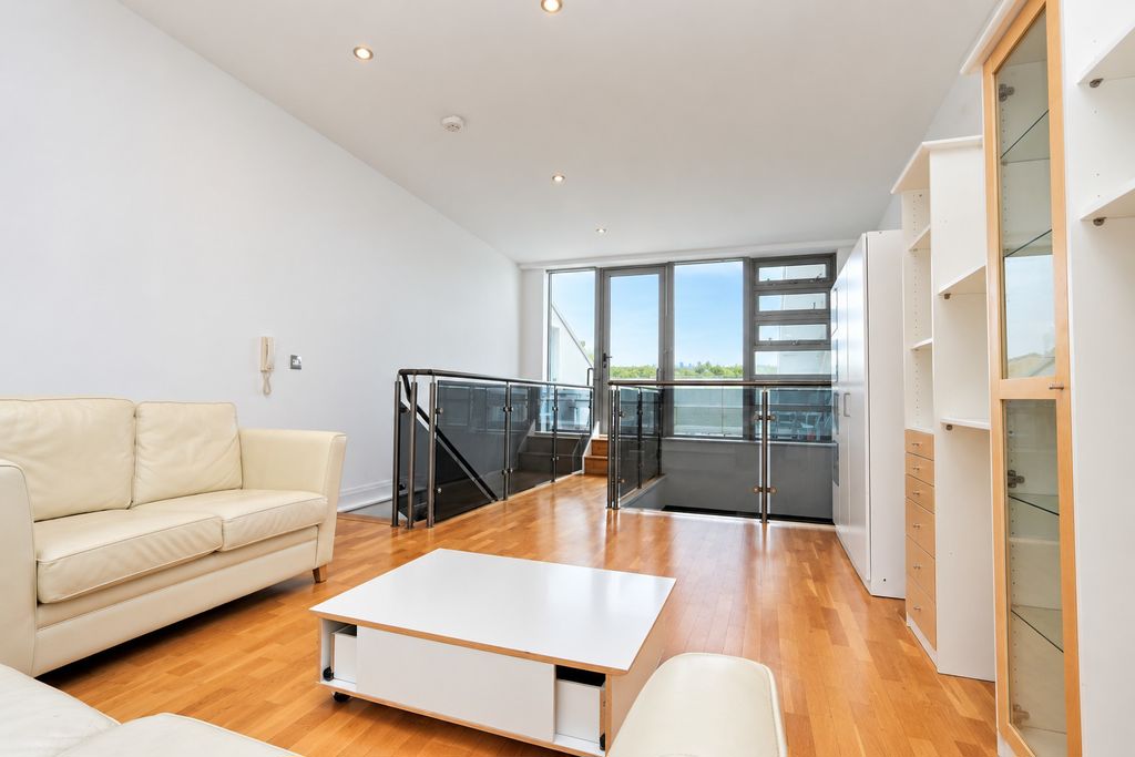 Flat Rotherhithe Street in Greater London