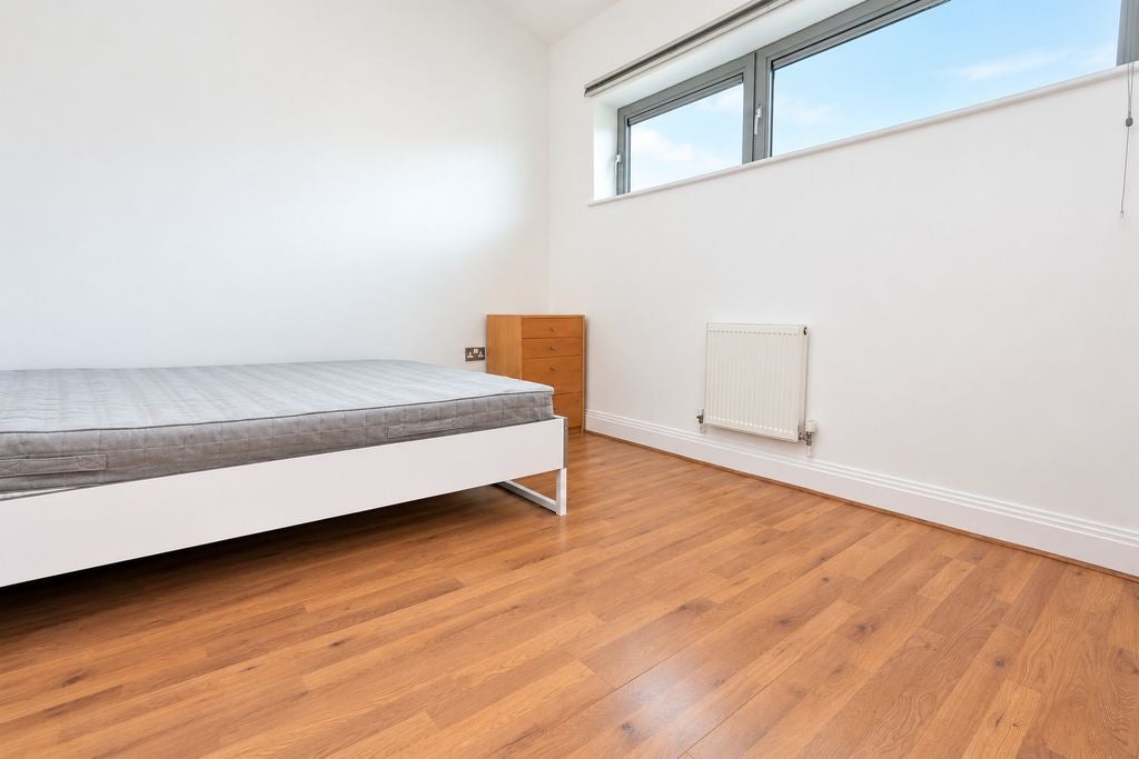 Flat Rotherhithe Street in Greater London
