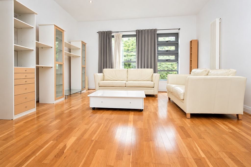 Flat Rotherhithe Street in Greater London