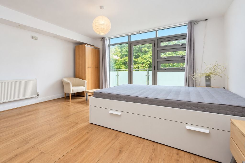 Flat Rotherhithe Street in Greater London