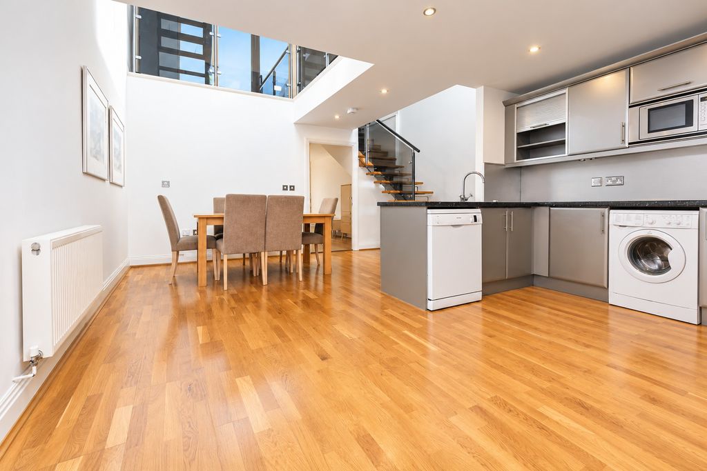 Flat Rotherhithe Street in Greater London