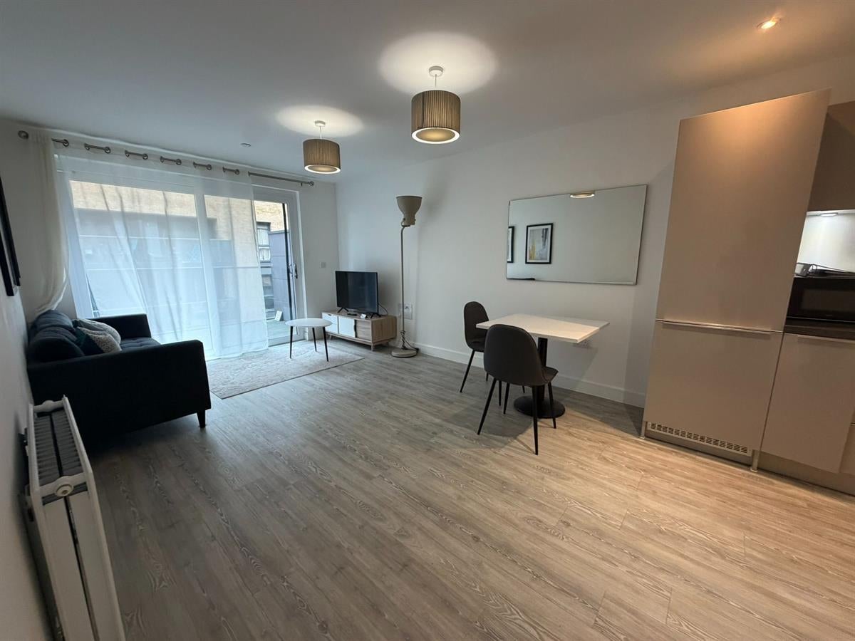 Flat Hoffmans Road in Greater London